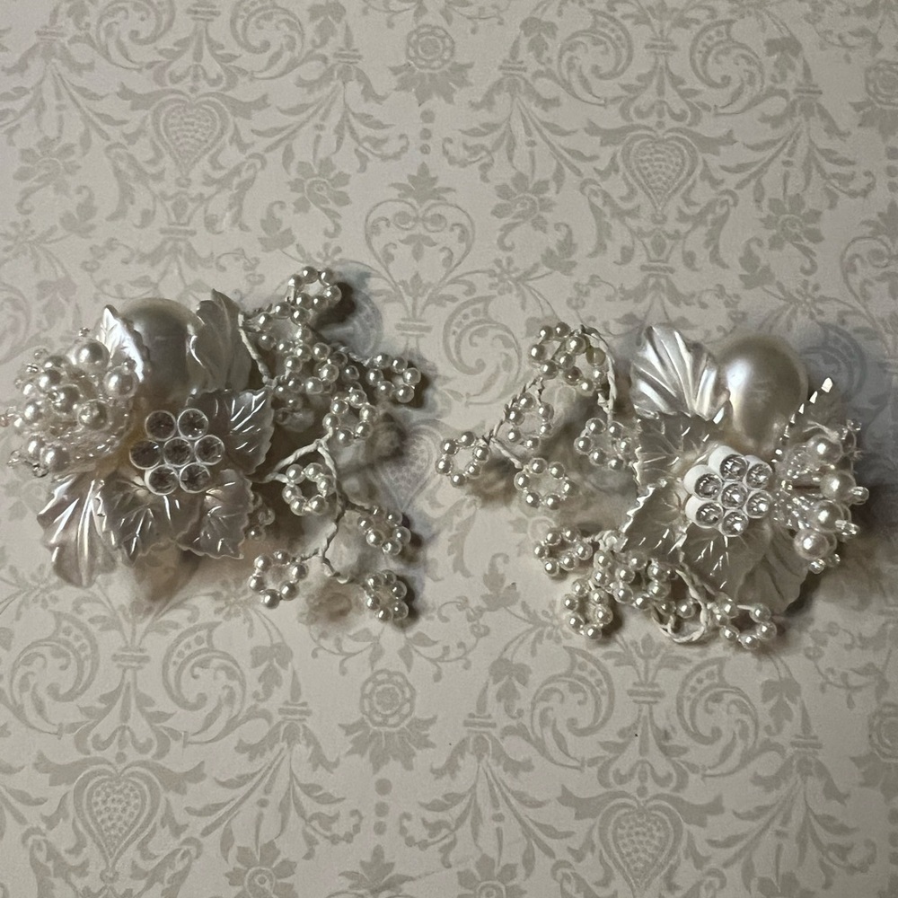 Vintage pearl earrings bundle. These are all CLIP ON EARRINGS. 5 pairs. EUC - Picture 4 of 7